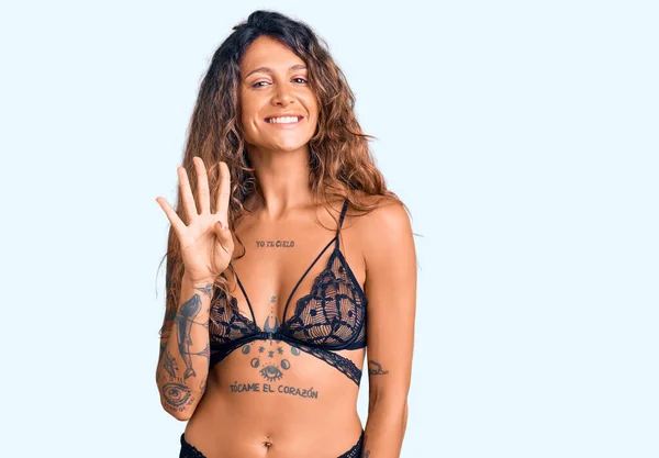 Ung Latinamerikansk Kvinna Med Tatuering Bär Underkläder Visar Och Pekar — Stockfoto
