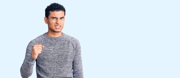 Hispanische Gutaussehende Junge Mann Lässigem Pullover Wütend Und Wütend Die — Stockfoto