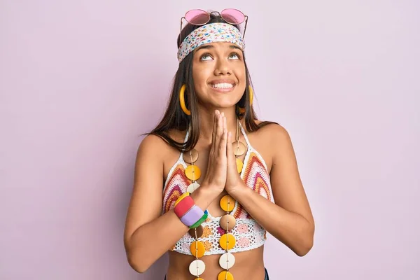 Schöne Hispanische Frau Trägt Boheme Und Hippie Stil Betteln Und — Stockfoto