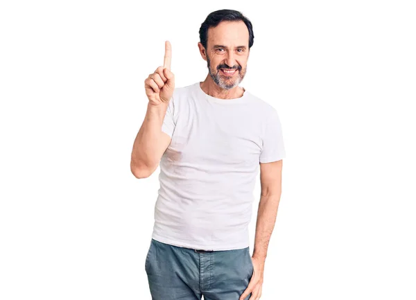 Gut Aussehender Mann Mittleren Alters Lässigem Shirt Mit Erhobenem Zeigefinger — Stockfoto