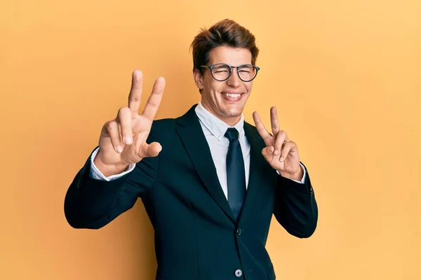 Hombre Caucásico Guapo Con Traje Negocios Corbata Sonriendo Mirando Cámara —  Fotos de Stock