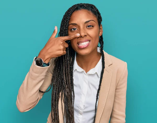 Afroameričanka Pracovní Bundě Ukazující Prstem Tvář Nos Vesele Usmívající Koncepce — Stock fotografie