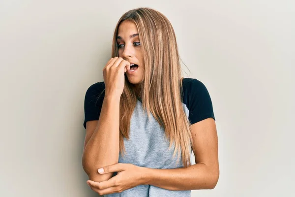 Mulher Loira Jovem Vestindo Roupas Casuais Olhando Estressado Nervoso Com — Fotografia de Stock