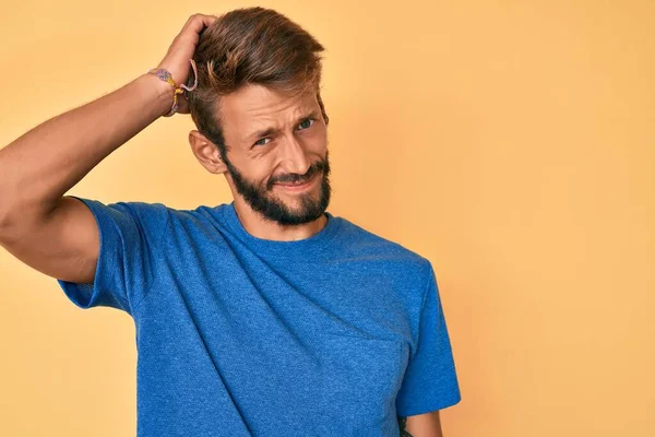 Hombre Caucásico Guapo Con Barba Usando Ropa Casual Confundir Preguntarse —  Fotos de Stock