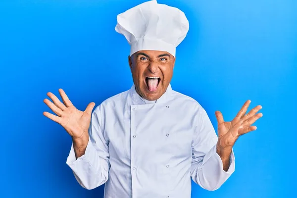 Hombre Maduro Oriente Medio Vistiendo Uniforme Cocinero Profesional Sombrero Celebrando —  Fotos de Stock