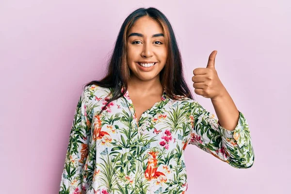 Молодая Латинская Женщина Повседневной Одежде Улыбается Счастливой Позитивной Большой Палец — стоковое фото
