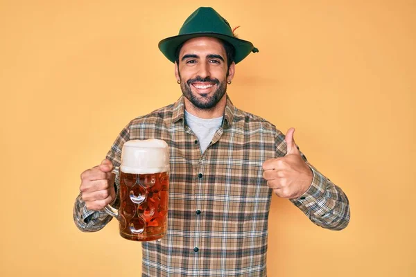Snygg Hispanic Man Med Skägg Bär Oktoberfest Hatt Dricka Ler — Stockfoto
