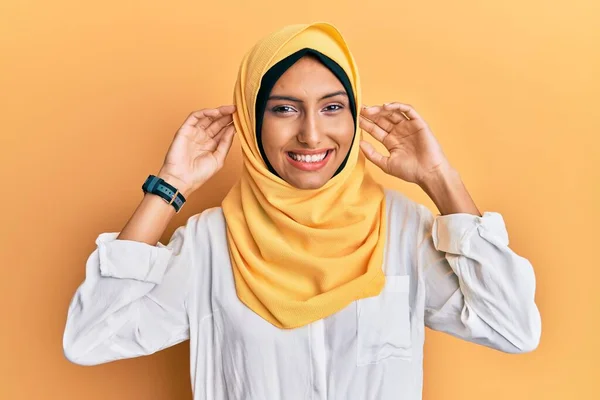 Junge Brünette Araberin Mit Traditionellem Islamischen Hijab Schal Lächelnd Mit — Stockfoto
