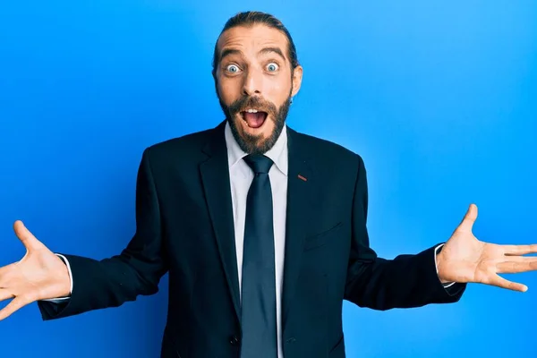 Hombre Atractivo Con Pelo Largo Barba Vistiendo Traje Negocios Corbata —  Fotos de Stock