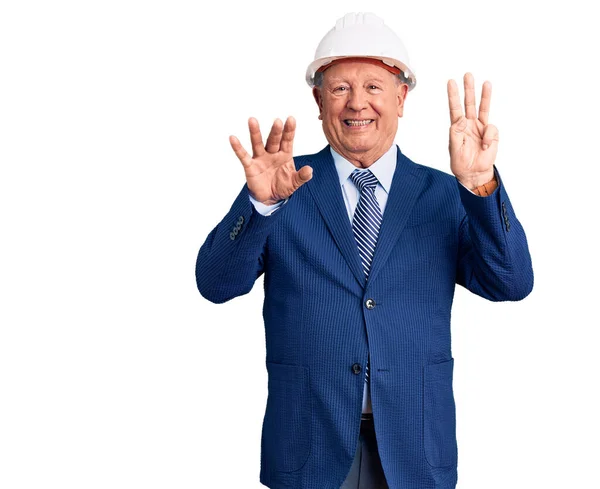 Senior Stilig Gråhårig Man Klädd Kostym Och Arkitekt Hatt Visar — Stockfoto