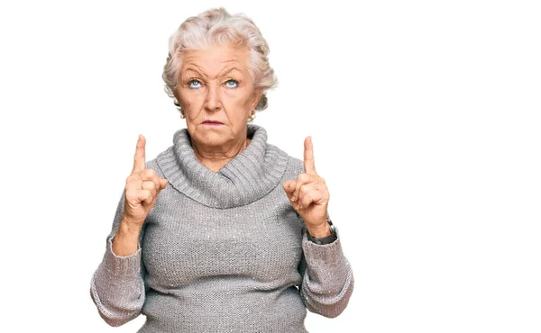 Kış Süveteri Giyen Yaşlı Gri Saçlı Kadın Üzgün Üzgün Görünüyor — Stok fotoğraf