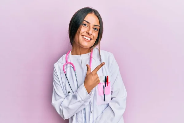 Güzel Spanyol Kadın Doktor Üniforması Giyiyor Steteskop Gülümsüyor — Stok fotoğraf