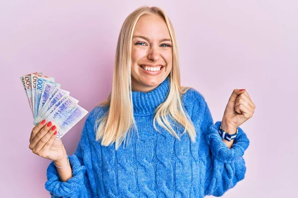 Jovencita Rubia Sosteniendo Billetes Coronas Suecas Gritando Orgullosa Celebrando Victoria — Foto de Stock