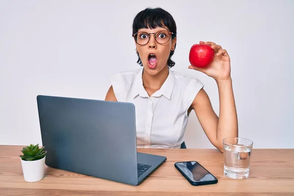 Bella Donna Bruna Che Lavora Ufficio Mangiando Mela Sana Spaventata — Foto Stock