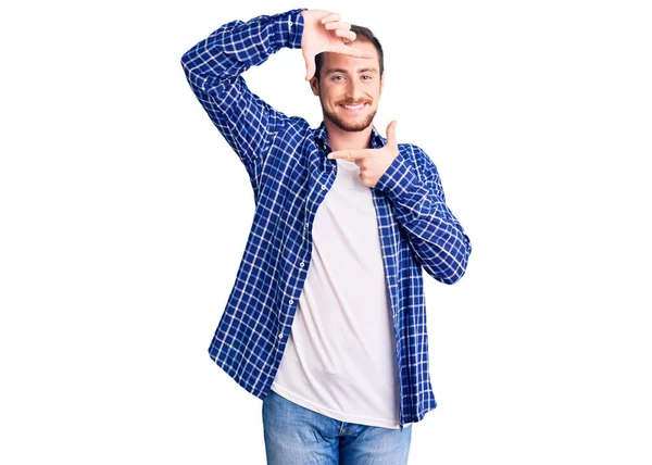 Jonge Knappe Blanke Man Draagt Casual Kleding Lachende Maken Frame — Stockfoto