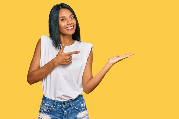 Joven Mujer Afroamericana Vistiendo Ropa Casual Asombrada Sonriendo Cámara Mientras —  Fotos de Stock