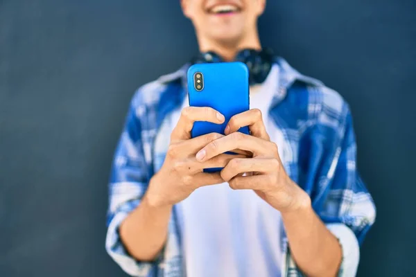 Jonge Spaanse Man Glimlacht Gelukkig Met Behulp Van Smartphone Koptelefoon — Stockfoto