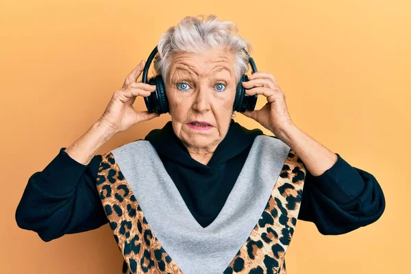 Senior Grey Haired Woman Listening Music Using Headphones Clueless Confused — Stock Photo, Image