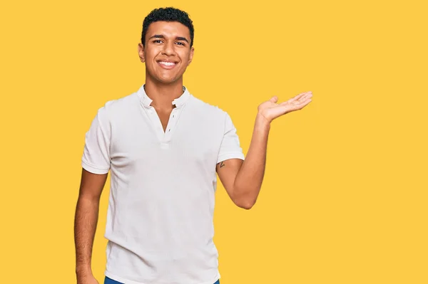 Junger Arabischer Mann Lässiger Kleidung Lächelt Fröhlich Und Zeigt Mit — Stockfoto
