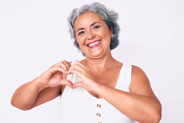 Mulher Hispânica Sênior Vestindo Roupas Casuais Sorrindo Amor Mostrando Símbolo — Fotografia de Stock