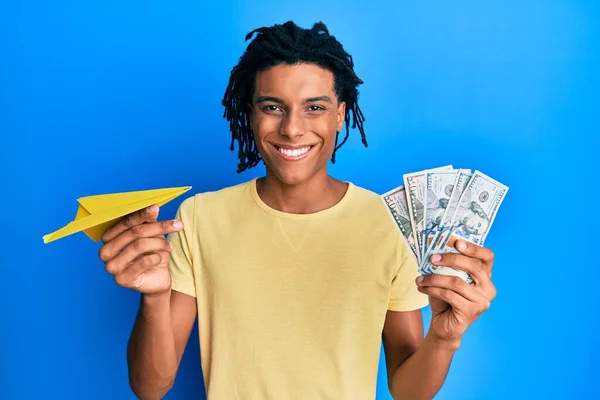 Junger Afrikanisch Amerikanischer Mann Mit Papierflieger Und Dollars Der Mit — Stockfoto