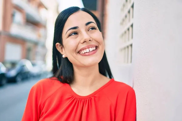Jovencita Latina Sonriendo Feliz Apoyada Pared Ciudad — Foto de Stock