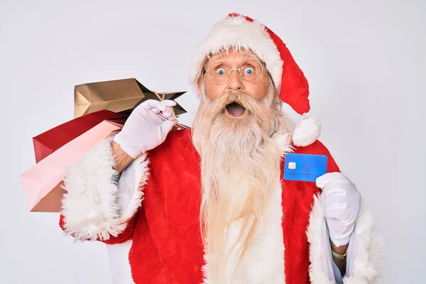 Alter Älterer Mann Weihnachtsmann Kostüm Mit Einkaufstaschen Und Kreditkarte Feiert — Stockfoto