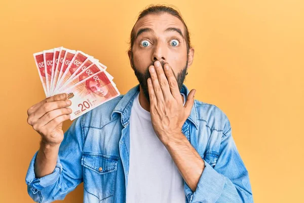 Uzun Saçlı Sakallı Çekici Bir Adam Elinde Srail Şekeli Banknotlar — Stok fotoğraf