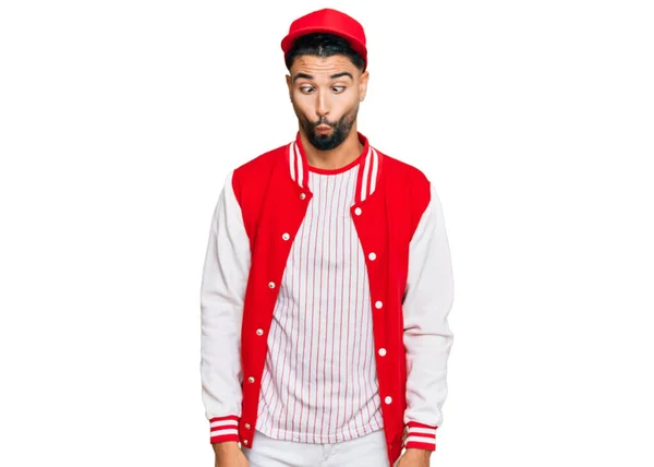 Jeune Homme Barbu Portant Uniforme Baseball Faisant Visage Poisson Avec — Photo