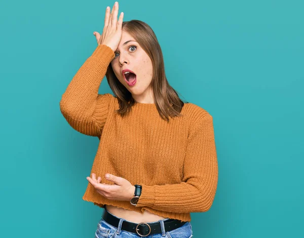 Beautiful Caucasian Woman Wearing Casual Clothes Surprised Hand Head Mistake — Stock Photo, Image