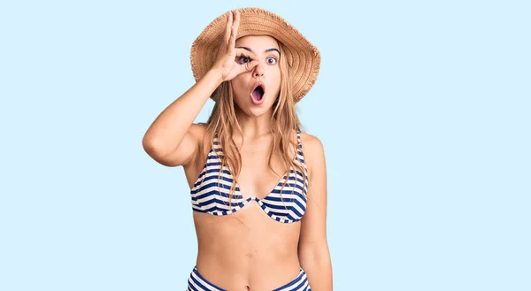 Giovane Bella Donna Bionda Che Indossa Bikini Cappello Facendo Gesto — Foto Stock
