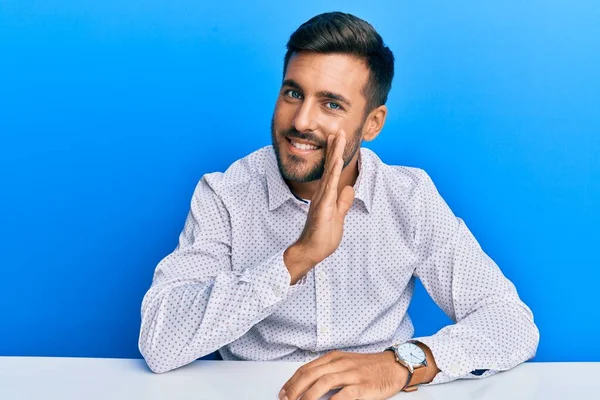 Hombre Hispano Guapo Usando Ropa Negocios Sentado Mesa Mano Sobre — Foto de Stock