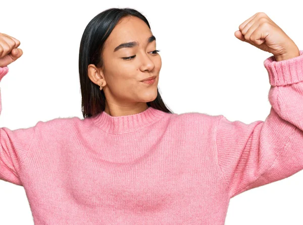평상적 스웨터를 이시아 여성은 근육에 자랑스럽게 있었다 건강에 — 스톡 사진