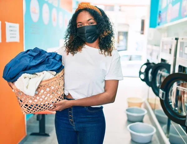 Νεαρή Αφροαμερικανή Σγουρά Μαλλιά Χαμογελαστή Χαρούμενη Κάνοντας Δουλειές Στο Πλυντήριο — Φωτογραφία Αρχείου