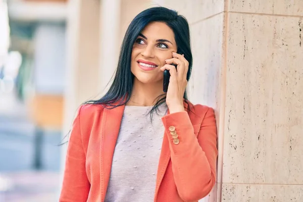 Young Beautiful Businesswoman Smiling Happy Talking Smartphone City — Stock Photo, Image