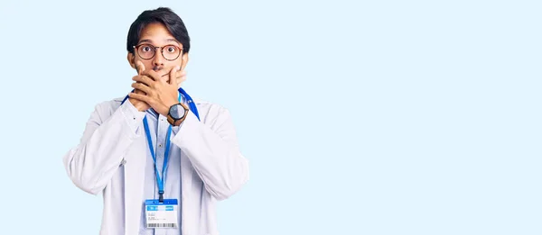 Snygg Hispanic Man Klädd Läkare Uniform Och Stetoskop Chockad Täcka — Stockfoto