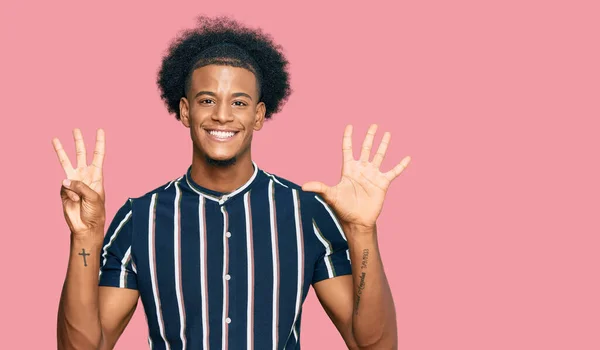 머리의 아프리카계 미국인 평상복을 자신감 행복하게 웃으면서 손가락으로 가리키는 — 스톡 사진