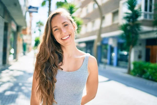 Ung Blond Kvinna Ler Glad Promenader Gatan Staden — Stockfoto