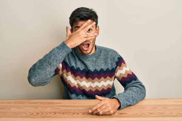 Joven Hombre Guapo Con Suéter Casual Sentado Mesa Mirando Con —  Fotos de Stock