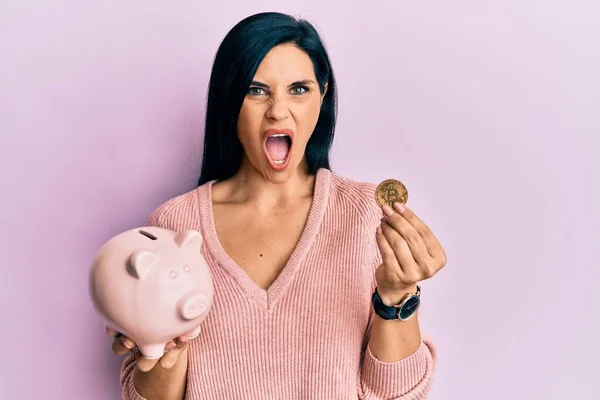 Jonge Blanke Vrouw Houden Spaarvarken Bank Bitcoin Bang Geschokt Met — Stockfoto