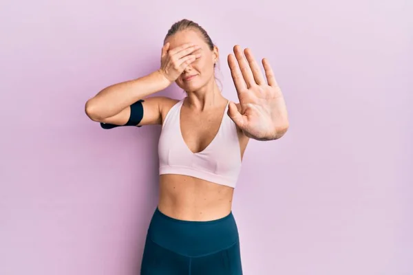 Mulher Loira Bonita Vestindo Sportswear Braço Banda Cobrindo Olhos Com — Fotografia de Stock