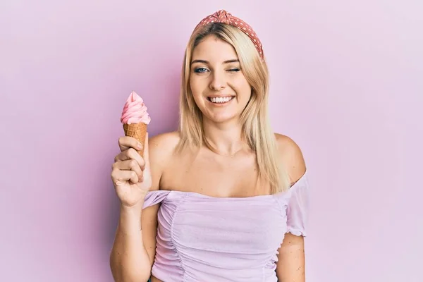 Giovane Donna Caucasica Che Tiene Gelato Ammiccando Guardando Fotocamera Con — Foto Stock