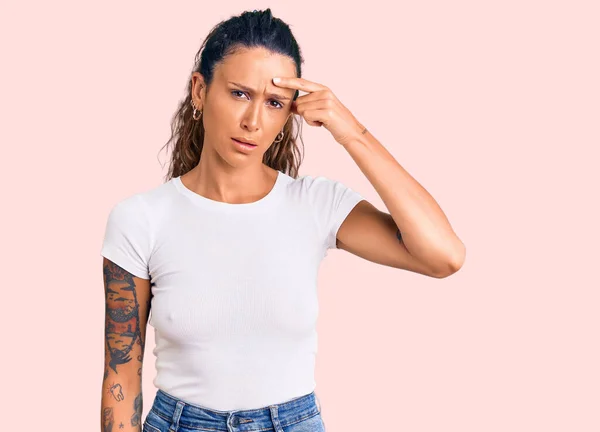 Jonge Latijns Amerikaanse Vrouw Met Tatoeage Met Casual Witte Tshirt — Stockfoto