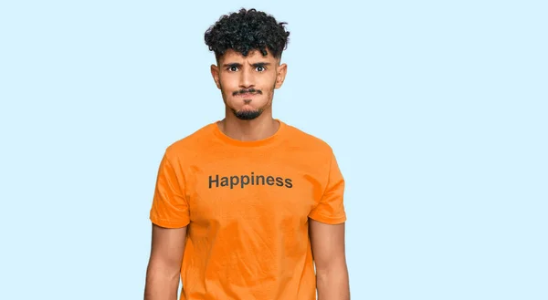 Homem Árabe Jovem Vestindo Tshirt Com Mensagem Palavra Felicidade Bochechas — Fotografia de Stock