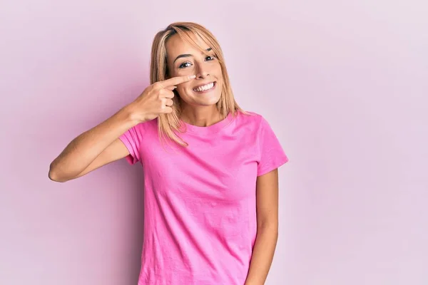 Bella Donna Bionda Che Indossa Una Maglietta Rosa Casual Che — Foto Stock