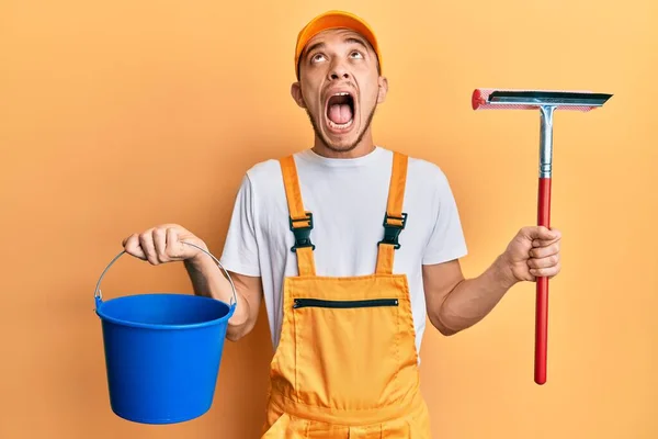 Ung Latinamerikan Man Klädd Glas Renare Uniform Och Squeegee Blinkar — Stockfoto