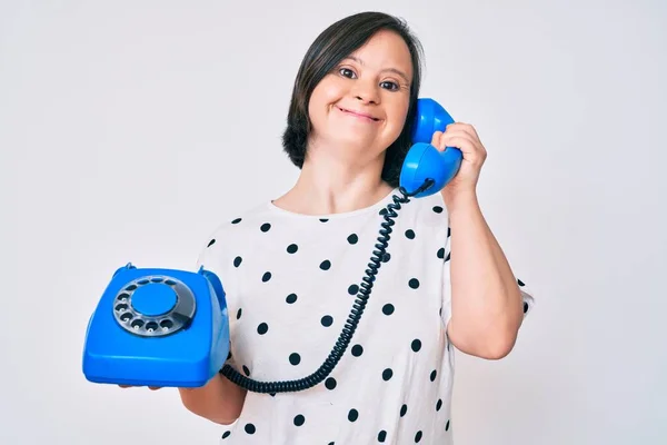 Brunett Kvinna Med Ner Syndrom Håller Vintage Telefon Ler Med — Stockfoto