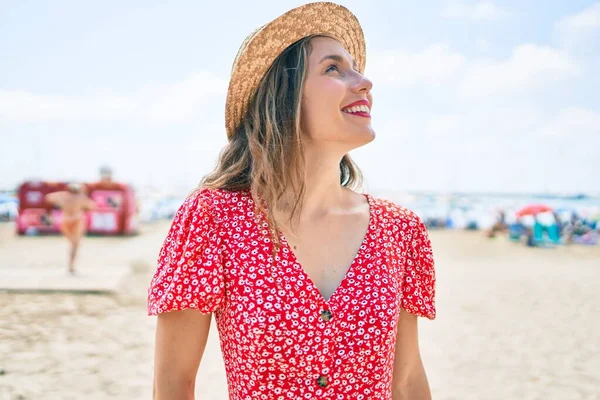 Jovem Loira Férias Sorrindo Feliz Andando Praia — Fotografia de Stock