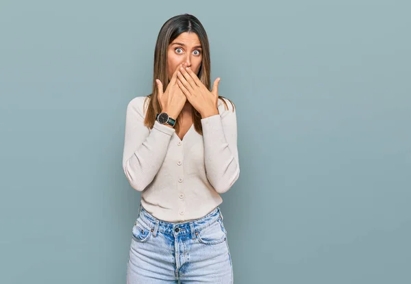 Jeune Femme Portant Des Vêtements Décontractés Choqué Couvrant Bouche Avec — Photo