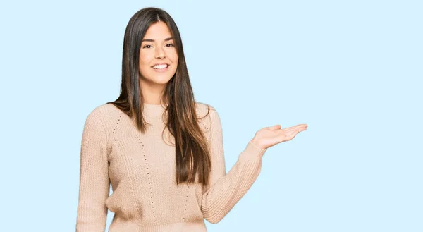 Joven Morena Vestida Con Suéter Casual Invierno Sonriente Alegre Presentando — Foto de Stock